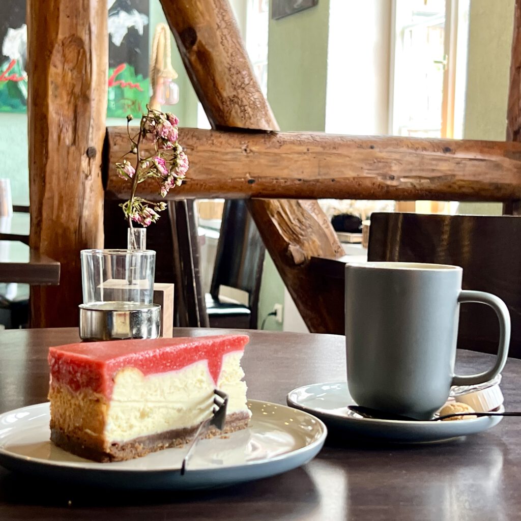 Käsekuchen und Kaffee im Café Chaplin genießen